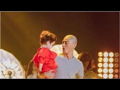 袁惟仁腦溢血手術後近照曝光，行動靠輪椅偶露笑容狀態好~~