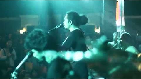 Payung Teduh - Untuk Perempuan Yang Sedang Dalam Pelukan (Official Video)