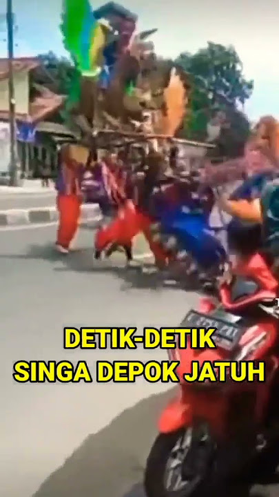 detik-detik singa depok jatuh #shorts #viral #singadepok #karnaval #barongan #tragedi #jatuh #domba
