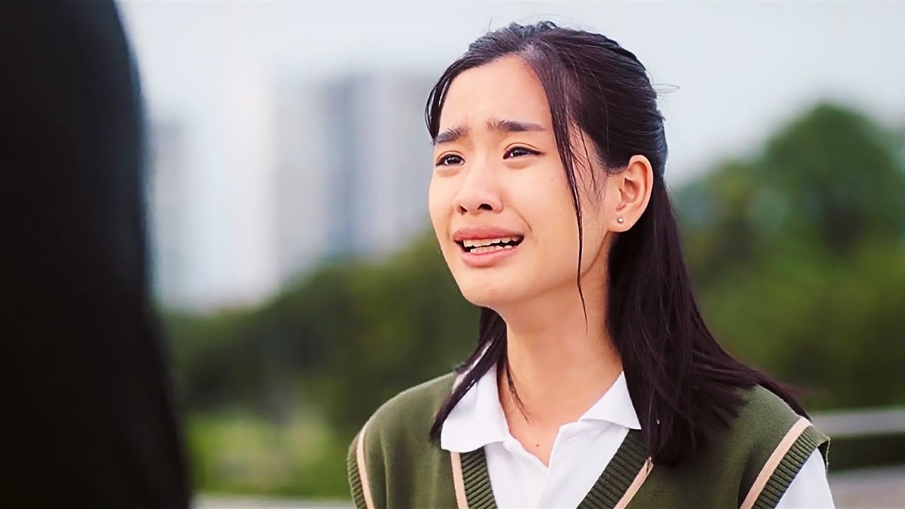 Ол Ең Бай Оқушыны Ұрады, сондықтан Ол Бүкіл Мектепті Қорқытады