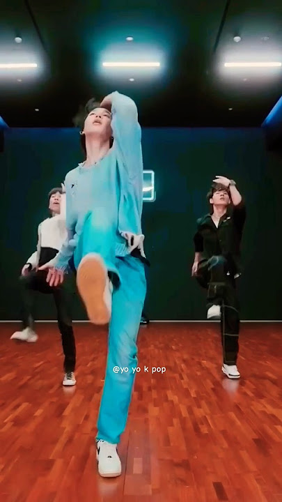 uljhe kahe re main hoon surat mein tujhse badhkar kahin BTS Edit 😍#shots