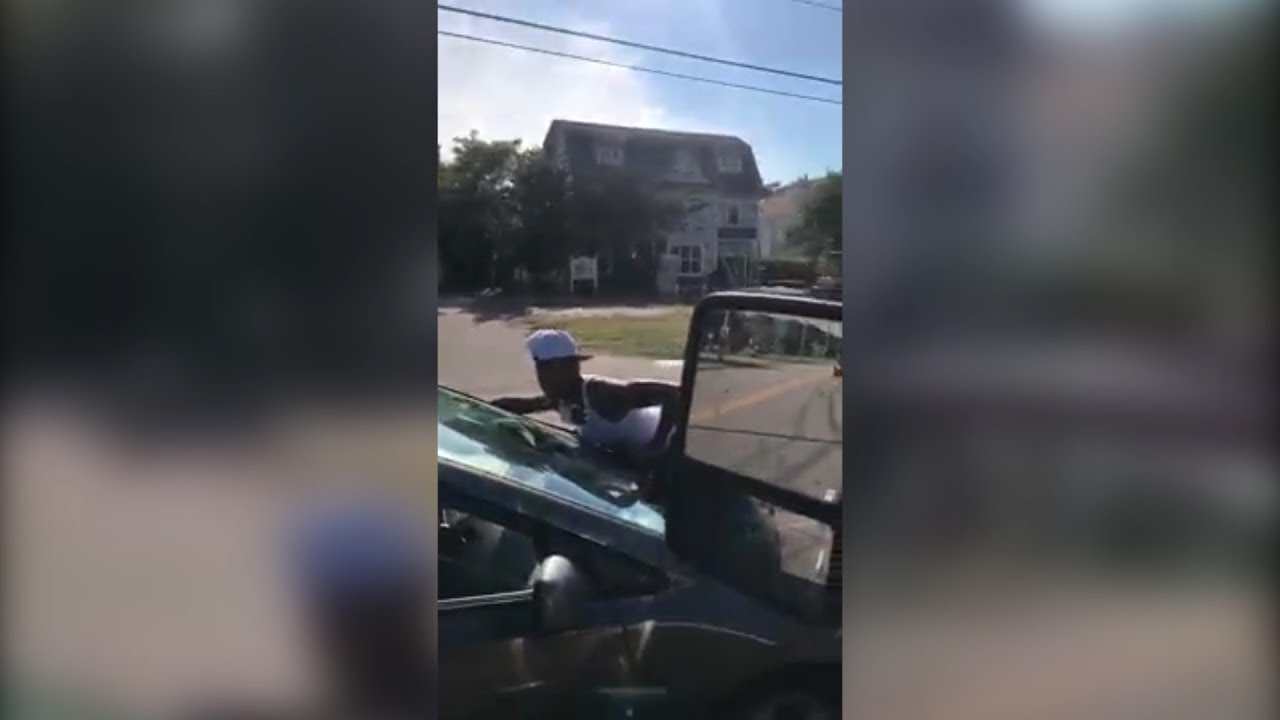 Woman clings onto car in bizarre traffic incident - YouTube