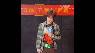 #时代少年团 被贴脸开大风衣韩剧男主的后果就是比了几个羞耻的霸总pose🤣小张表情笑死我了 #张真源 #奔跑吧