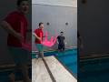 quando a mãe deixa o filho andar de barco na piscina grande 😂 #shorts