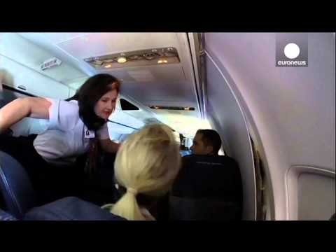 Scary: Plane panels crack mid-flight - amateur video