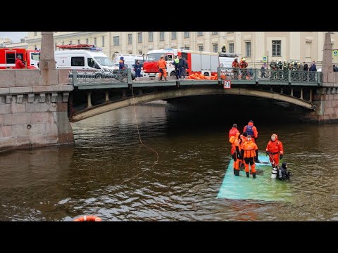 Три человека погибли при падении автобуса в реку  Мойку в Санкт-Петербурге