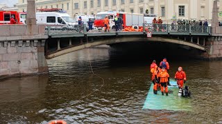 Три человека погибли при падении автобуса в реку  Мойку в Санкт-Петербурге