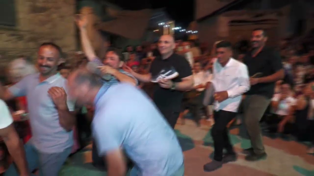 Kayışlarla bir birini döydüler