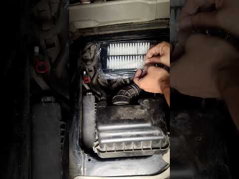 How to Change a Car's Engine Air Filter | Suzuki Every Wagon (DA64W)