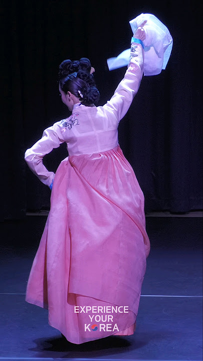 The Traditional Dance of a Beautiful Korean Woman: 'Gyobang Salpuri Dance'