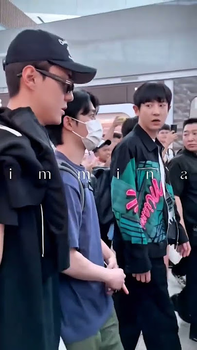 #Kyungsoo's hand on #Chanyeol's lower back 🥰🙈😍 #flashbackfriday #chansoo