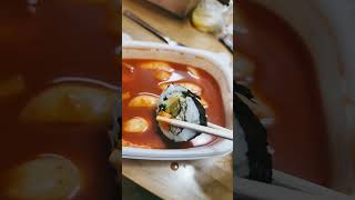 Dipping Tuna Kimbap Into Spicy Tteokbboki koreanfood tteokbokki kimbaprecipe