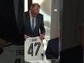 Canciller alemán regala a Trump una camiseta de la selección alemana en la cumbre del G7
