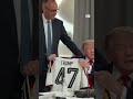 Canciller alemán regala a Trump una camiseta de la selección alemana en la cumbre del G7