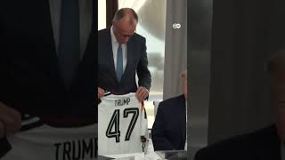 Canciller alemán regala a Trump una camiseta de la selección alemana en la cumbre del G7