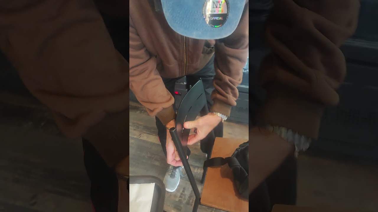 il se coince accidentellement dans la chaise #mdr #humour #viral #funny #humor