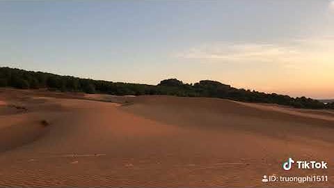Bình minh trên đồi cát bay Mũi Né