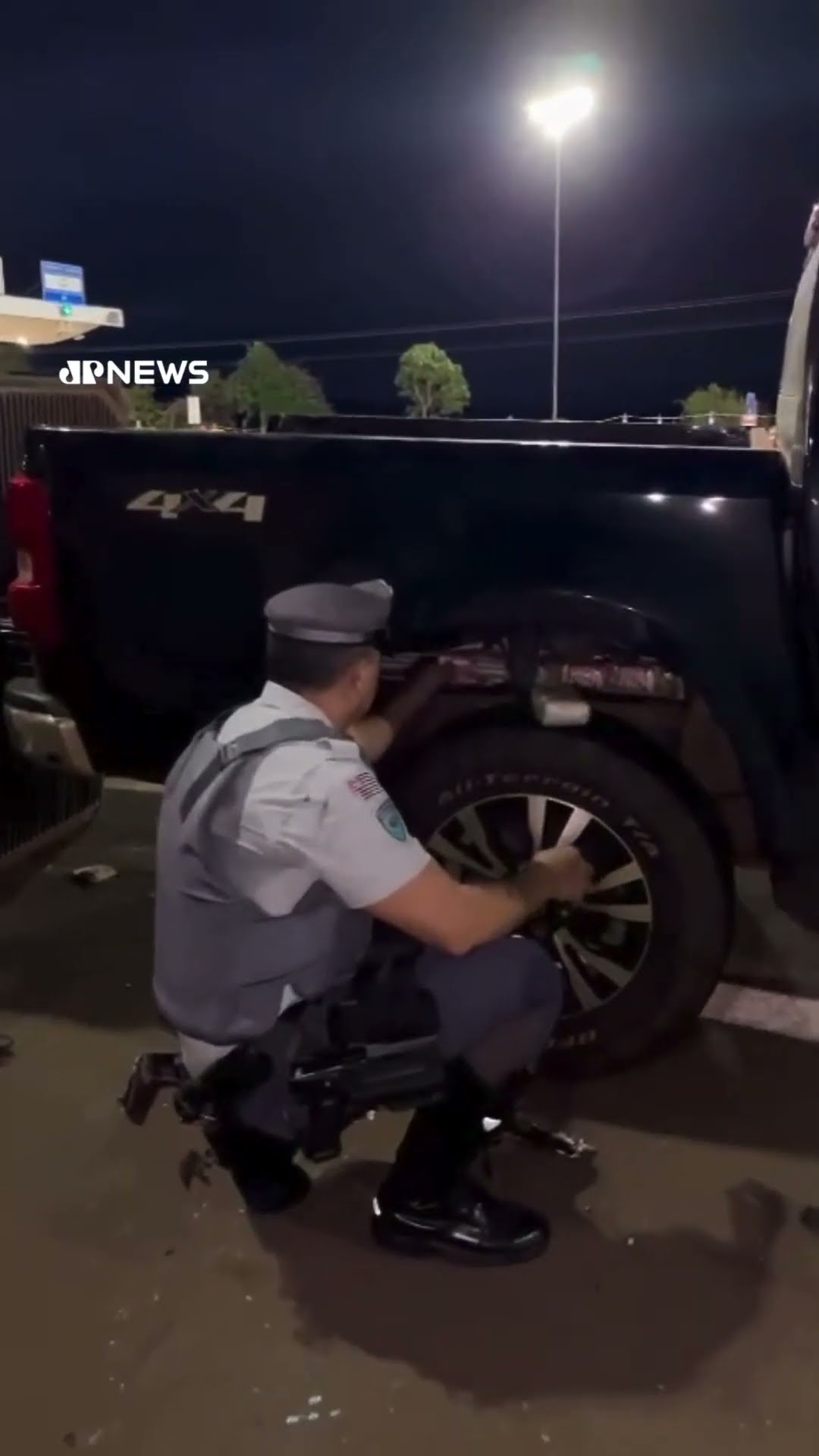 PM encontra mais de 500 porções de drogas escondidas em fundo falso de caminhonete no interior de SP