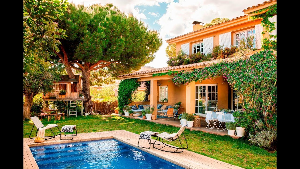 Una casa con jardín y piscina decorada con la coleccion de verano ...
