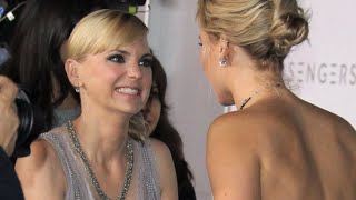 See the Red Carpet Moment Between Anna Faris and J Law That Has People Talking