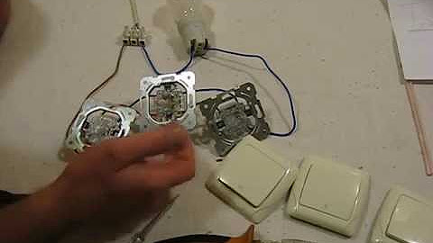 Подключить двухклавишный выключатель на 2 лампочки. Переключатель проходной трёхклавишный. Переключатель двухклавишный на провод. Как провести проходной переключатель. Как соединить выключатель видео.