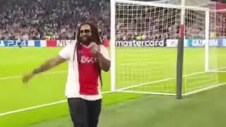 Bob Marley’s son signing his fathers famous “Three little birds” with Ajax fans last night!! 👊🏼