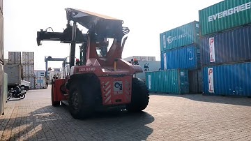 Mô tả việc nâng hạ container bằng xe cẩu ở Cảng Cát Lái