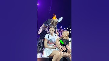 Lisa Jealous Of Jennie With Rosé 🤣 #kpop #shorts #blackpink #lisa #jennie #rose #jisoo