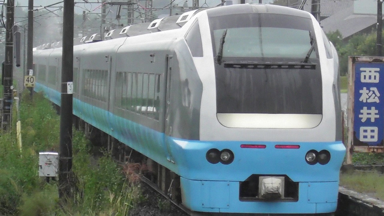 2026年9月26日 特急形電車が高速で駆け抜けて行く E653系 交直流電車