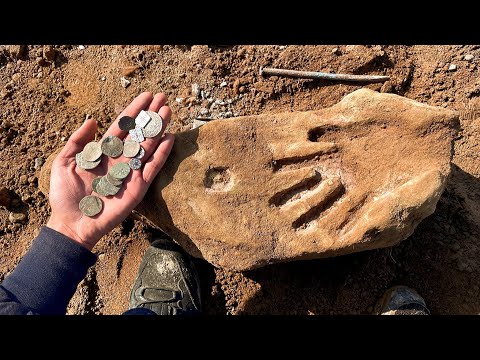 I found the treasure of the hand sign