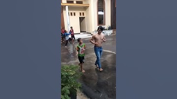 VIRAL.!!! SEORANG AYAH MENEMANI ANAK NYA MANDI HUJAN..!!! #SHORTS