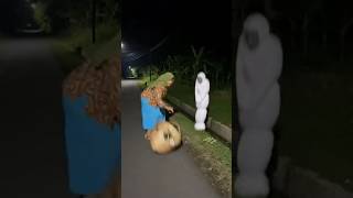 emak dikagetin pocong #shorts #funny #comedy #meme