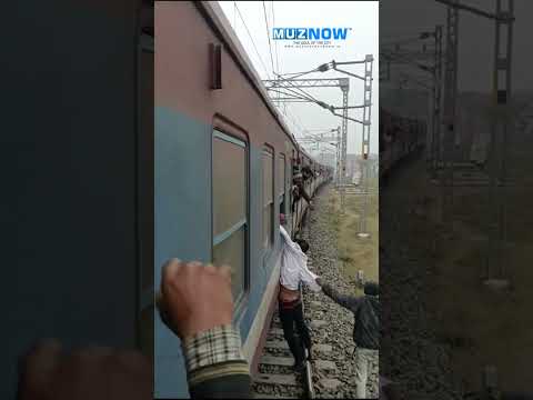 VIRAL VIDEO : झपट्टा मारकर फोन छीनने की कोशिश… फिर चलती Train में लटका Chor
