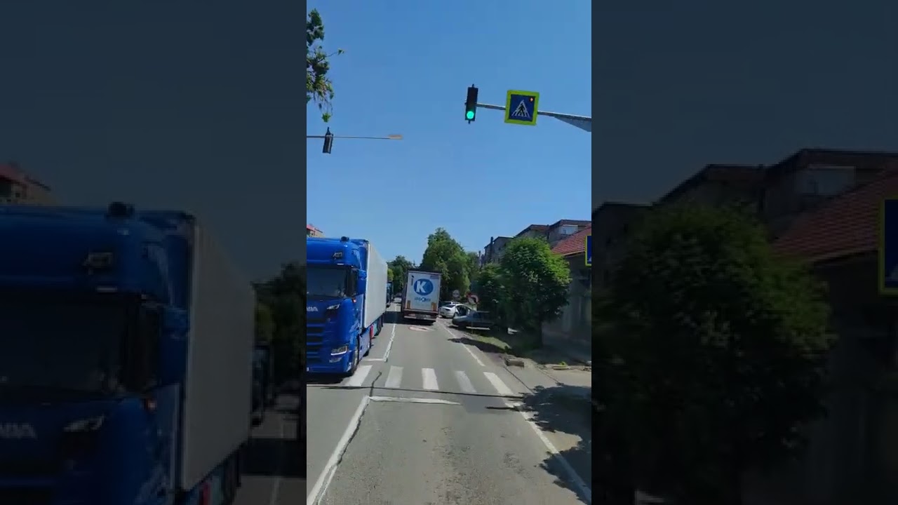 Nagyszalonta. Az út széli üzlet is üzlet.