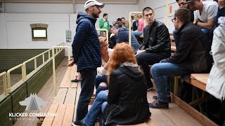 Outdoor Kutyás Csapatépítő. Üzleti Tréningek Kutyákkal Indoor És Outdoor Egyaránt Építés