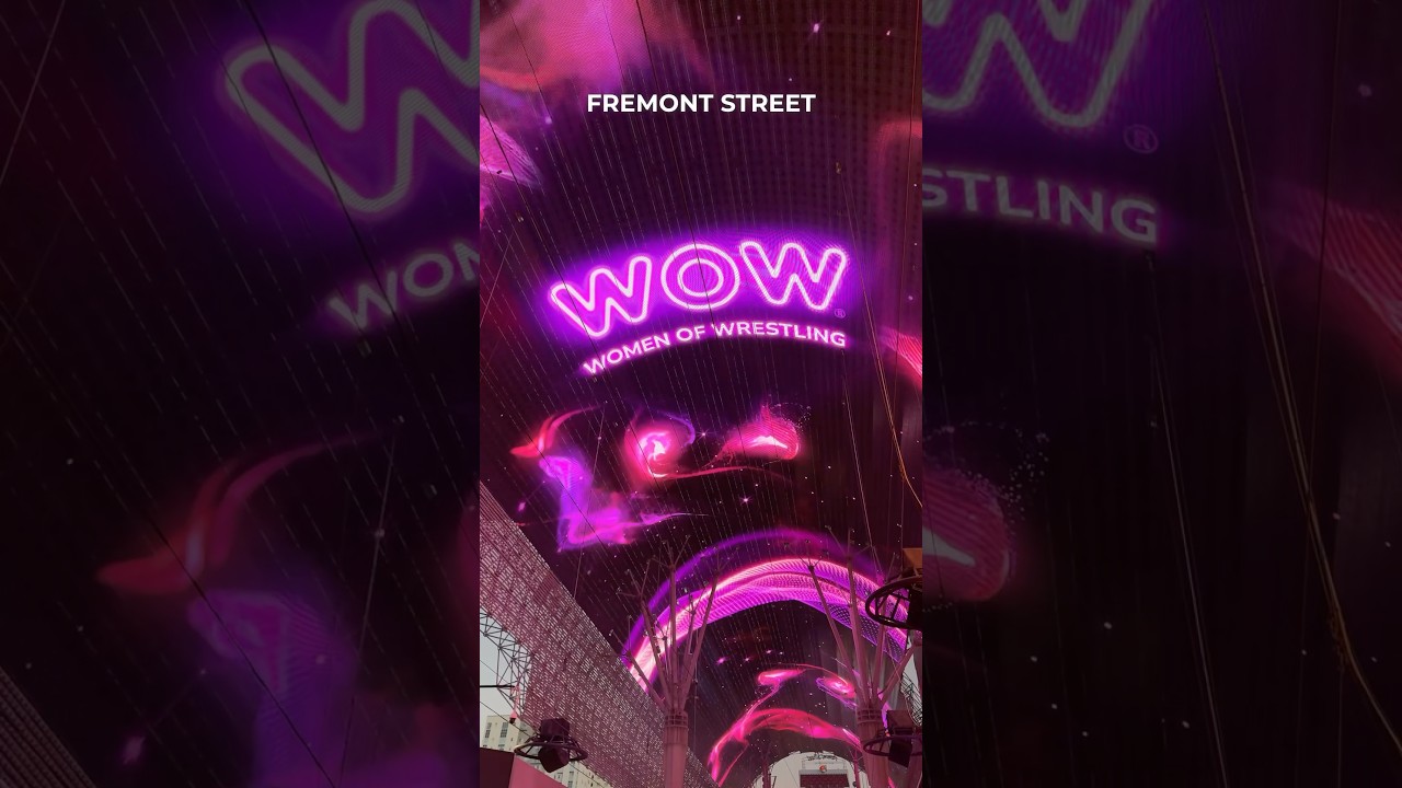Женщины рестлинга только что захватили Фримонт-стрит в Лас-Вегасе