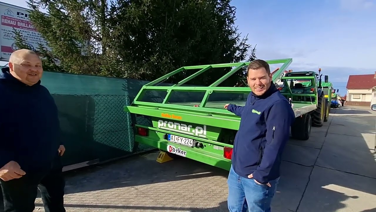 Megérkezett a bálaszállító