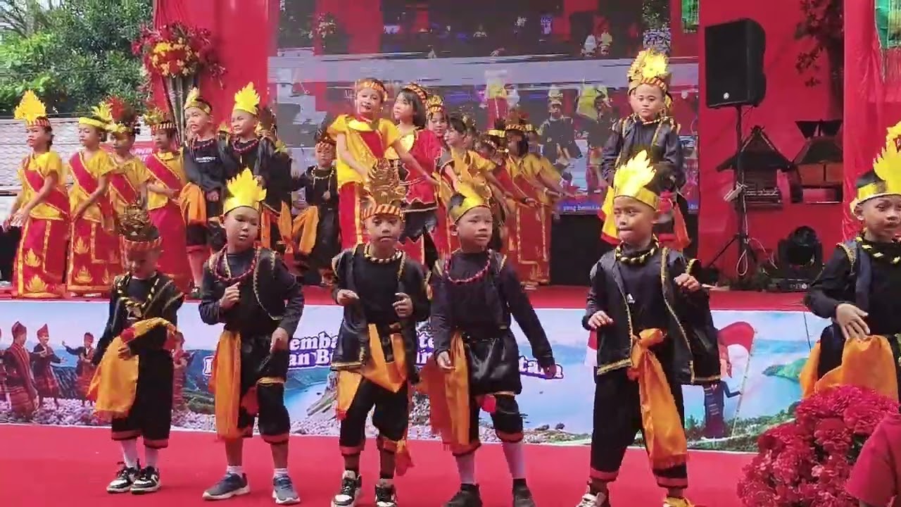 Penampilan kelas 2 St stephanus, SD Swasta RK 2. Festival Literasi Budaya. Tarian Fataelusa Nias. 