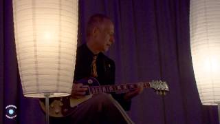 Henry Juszkiewicz (CEO Gibson Guitar) Jamming Backstage On a Gibson Les Paul Min-ETune