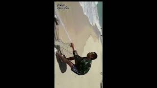 Jala ikan di pesisir pantai