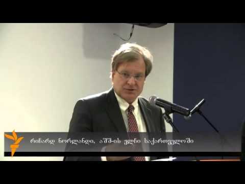 აშშ-ის ელჩმა მედიასკოლის კურსდამთავრებულებს უმასპინძლა