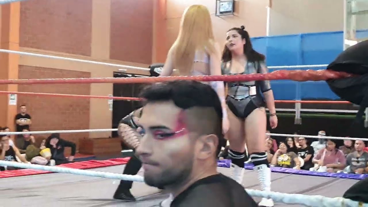 Divinna vs La Macs vs Riley - Esto es Chile, Fénix Lucha Libre