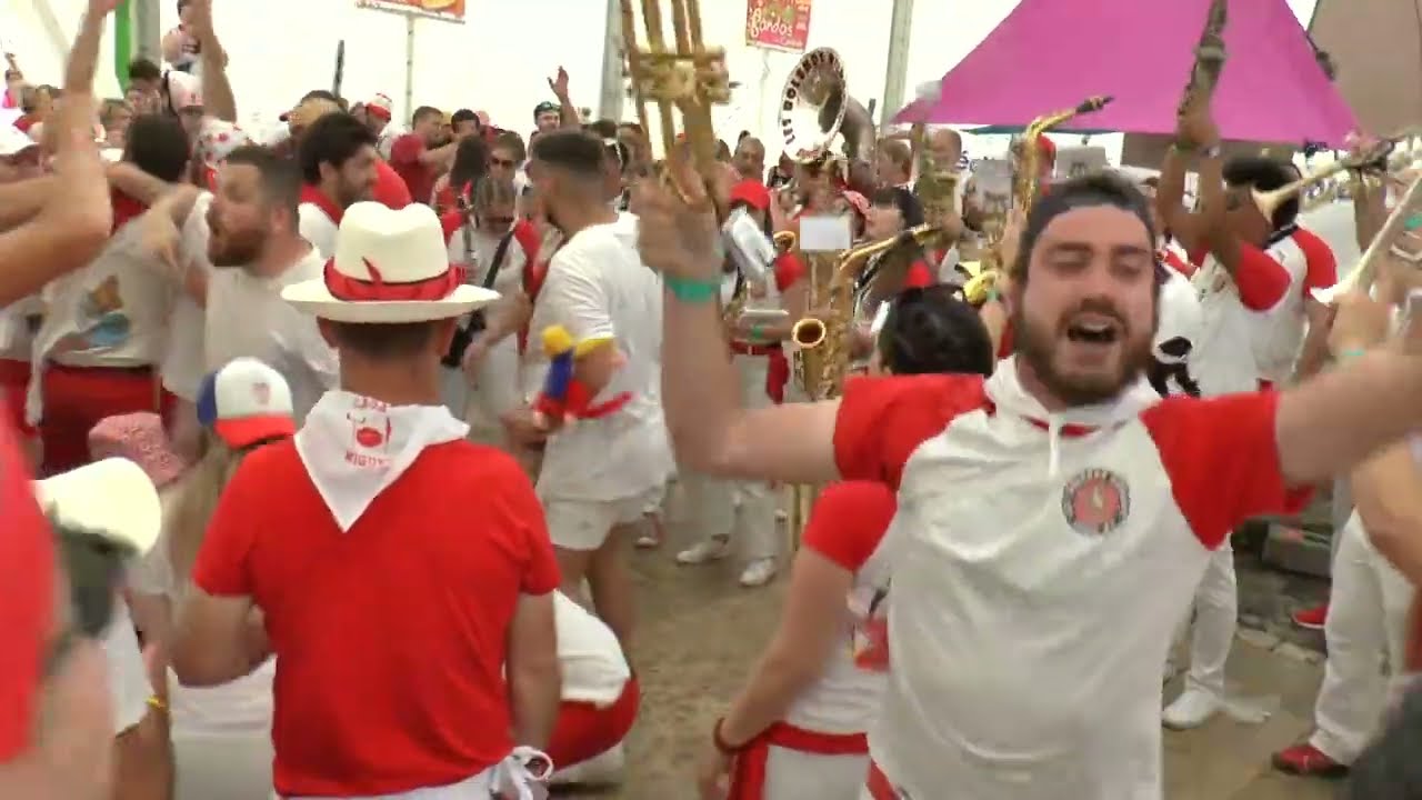 POT POURRI FESTIF par la banda LES BOLEROS BURGAIS sous le chapiteau 