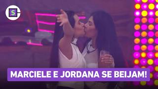 Bbb 26 Marciele E Jordana Se Beijam Na Festa Cujo Tema Foi A Novela Três Graças