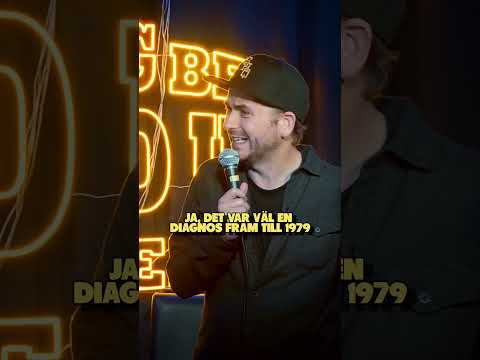 ”Homosexuell”. Simon Gärdenfors kör standup live runt om i Sverige. Kolla in hans hemsida för gig!