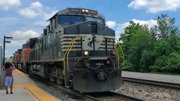 (Old video) NS/BNSF lash up with fakebonnet on an intermodal - La Plata, MO