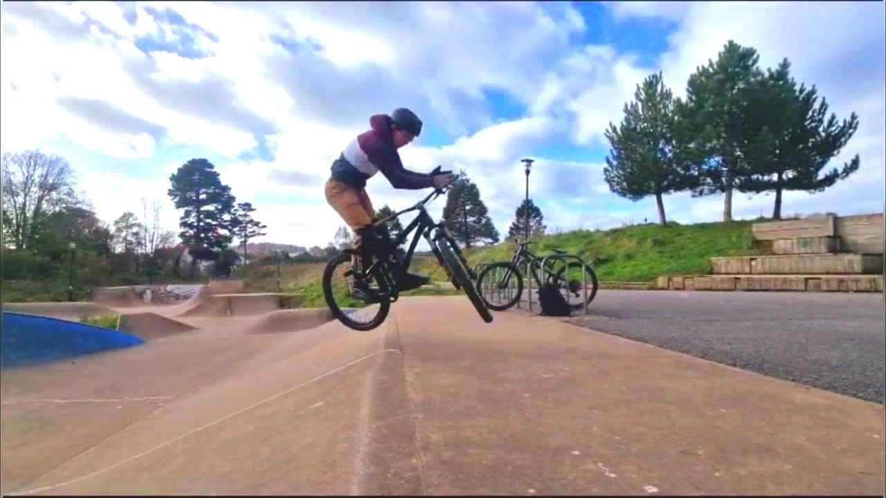Riding Devon Skateparks! Learning to Barspin Out Of A Bank