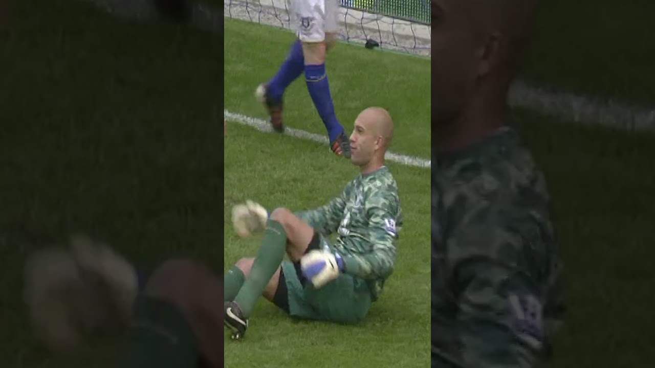 Tim Howard MIRACULOUSLY saves Clint Dempsey's strike! 