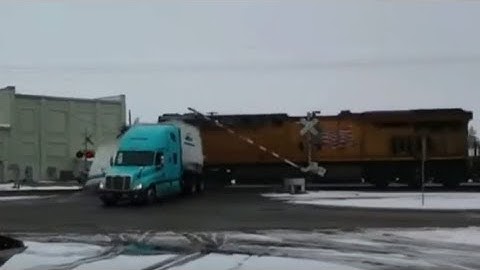 💥 Train Crash Compilation 2018 HD Vol.5 - USA - India - Europe - Russia