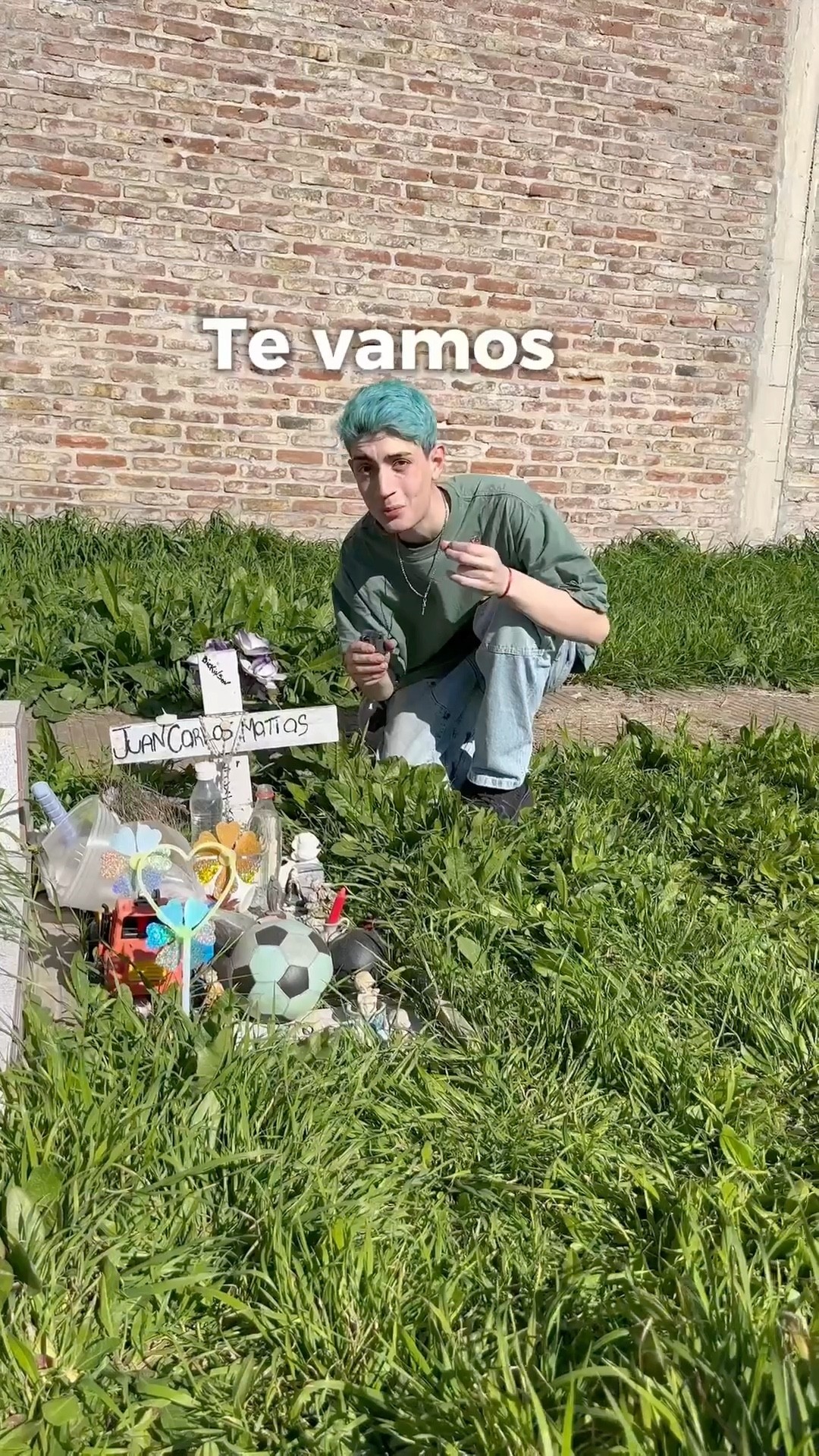 ¡Le remodele la tumba a un seguidor!